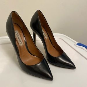 Steve Madden size 6 heels in black leather. Good condition.